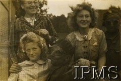 1944, Francja. 
Polscy żołnierze w objęciach Francuzek.
Fot. NN, Instytut Polski i Muzeum im. gen. Sikorskiego w Londynie [szuflada 44 - Belgia, Holandia]