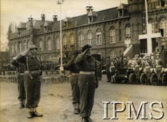 11.11.1944, Breda, Holandia.
Uroczystości związane z wyzwoleniem miasta przez 1 Dywizję Pancerną. Tego dnia na rynku została odprawiona msza święta, po której dowódca dywizji gen. Stanisław Maczek odebrał defiladę oddziałów. Następnie polscy żołnierze przemaszerowali ulicami miasta pozdrawiani przez jego mieszkańców. Na zdjęciu gen. Maczek odbiera defiladę.
Fot. NN, Instytut Polski i Muzeum im. gen. Sikorskiego w Londynie [szuflada 44 - Belgia, Holandia]