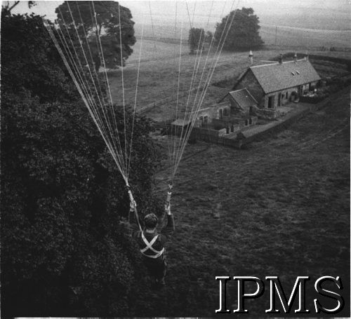 1941-1942, Largo House, Szkocja, Wielka Brytania.
Ćwiczenia 1 Brygady Spadochronowej, skok z wieży.
Fot. NN, Instytut Polski i Muzeum im. gen. Sikorskiego w Londynie [szuflada 44 - Belgia, Holandia, sygn. 6439].