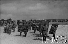 1940-1945, prawdopodobnie Wielka Brytania.
Polscy żołnierze na plaży podczas wyładowywania transportu.
Fot. NN, Instytut Polski i Muzeum im. gen. Sikorskiego w Londynie, [szuflada 44 - Belgia, Holandia, sygn. 31563].
