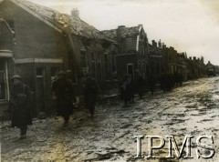 9.11.1944, Moerdijk, Holandia.
Polscy żołnierze wkraczają do zdobytej miejscowości. [Moerdijk to wieś leżąca u samego ujścia rzeki Mozy - Hollandsch Diep. Niemiecki przyczółek w Moerdijk został zniszczony przez oddziały 1 Dywizji Pancernej po krwawej bitwie w dniach 5-8 listopada 1944 roku].  
Fot. NN, Instytut Polski i Muzeum im. gen. Sikorskiego w Londynie [szuflada 44 - Belgia, Holandia]