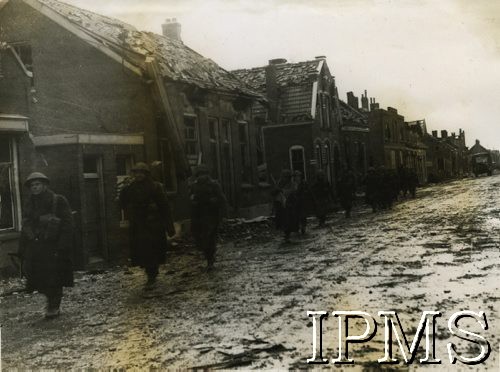 9.11.1944, Moerdijk, Holandia.
Polscy żołnierze wkraczają do zdobytej miejscowości. [Moerdijk to wieś leżąca u samego ujścia rzeki Mozy - Hollandsch Diep. Niemiecki przyczółek w Moerdijk został zniszczony przez oddziały 1 Dywizji Pancernej po krwawej bitwie w dniach 5-8 listopada 1944 roku].  
Fot. NN, Instytut Polski i Muzeum im. gen. Sikorskiego w Londynie [szuflada 44 - Belgia, Holandia]