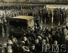 11.11.1944, Breda, Holandia. 
Żołnierze 1 Dywizji Pancernej oraz mieszkańcy miasta w trakcie uroczystości z okazji wyzwolenia Bredy.
Fot. NN, Instytut Polski i Muzeum im. gen. Sikorskiego w Londynie [szuflada 44 - Belgia, Holandia]