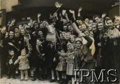 Jesień 1944, Holandia.
Ludność wyzwolonego miasta wiwatuje na cześć żołnierzy 1 Dywizji Pancernej
Fot. NN, Instytut Polski i Muzeum im. gen. Sikorskiego w Londynie [szuflada 44 - Belgia, Holandia]