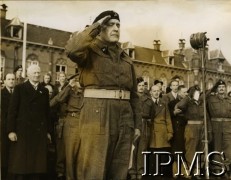 11.11.1944, Breda, Holandia.
Uroczystości związane z wyzwoleniem miasta przez 1 Dywizję Pancerną. Na zdjęciu dowódca dywizji gen. Stanisław Maczek, z lewej mer Bredy van Slobbe.
Fot. NN, Instytut Polski i Muzeum im. gen. Sikorskiego w Londynie [szuflada 44 - Belgia, Holandia]