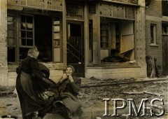 Jesień 1944, Wagenberg, Holandia.
Dwie Holenderki na chodniku, w tle witryna zniszczonego sklepu.
Fot. NN, Instytut Polski i Muzeum im. gen. Sikorskiego w Londynie [szuflada 44 - Belgia, Holandia]

