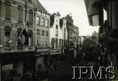 11.11.1944, Breda, Holandia.
Uroczystości związane z wyzwoleniem miasta przez 1 Dywizję Pancerną. Tego dnia na rynku została odprawiona msza święta, po której dowódca dywizji gen. Stanisław Maczek odebrał defiladę oddziałów. Następnie polscy żołnierze przemaszerowali ulicami miasta pozdrawiani przez jego mieszkańców.
Fot. NN, Instytut Polski i Muzeum im. gen. Sikorskiego w Londynie [szuflada 44 - Belgia, Holandia]
