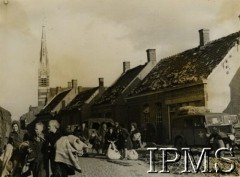 Jesień 1944, Wagenberg, Holandia.
Holendrzy ze swoim dobytkiem ewakuowani ze zniszczonej miejscowości.
Fot. NN, Instytut Polski i Muzeum im. gen. Sikorskiego w Londynie [szuflada 44 - Belgia, Holandia]

