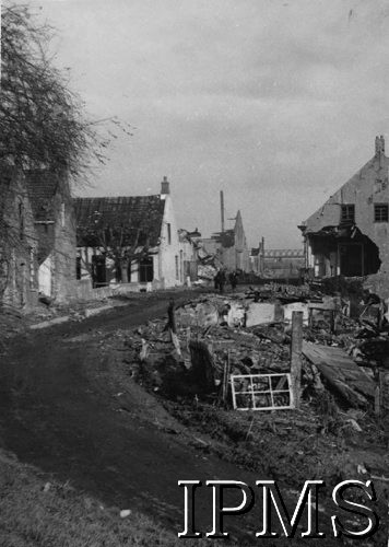 Listopad 1944, Moerdijk, Holandia.
Zniszczona wieś, zdobyta przez 1 Dywizję Pancerną, w oddali widoczny most na Mozie. [Moerdijk to wieś leżąca u samego ujścia rzeki Mozy - Hollandsch Diep. Niemiecki przyczółek w Moerdijk został zniszczony przez oddziały 1 Dywizji Pancernej po krwawej bitwie w dniach 5-8 listopada 1944 roku].  
Fot. NN, Instytut Polski i Muzeum im. gen. Sikorskiego w Londynie [szuflada 44 - Belgia, Holandia]
