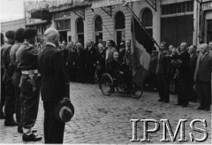 Wrzesień 1944, Tielt, Belgia.
Uroczystość z okazji wyzwolenia miasta przez 1 Dywizję Pancerną. Polskich żołnierzy witają m.in. belgijscy weterani.
Fot. NN, Instytut Polski i Muzeum im. gen. Sikorskiego w Londynie [szuflada 44 - Belgia, Holandia]