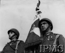 11.11.1944, Breda, Holandia.
Uroczystości związane z wyzwoleniem miasta przez 1 Dywizję Pancerną. Poczet sztandarowy 24 Pułku Ułanów.
Fot. NN, Instytut Polski i Muzeum im. gen. Sikorskiego w Londynie [szuflada 44 - Belgia, Holandia]
