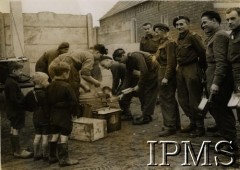 1944-1945, brak miejsca.
1 Dywizja Pancerna podczas walk w Europie Zachodniej. Żołnierze stoją w kolejce po posiłek.
Fot. NN, Instytut Polski i Muzeum im. gen. Sikorskiego w Londynie [szuflada 44 - Belgia, Holandia]
