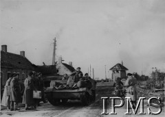 Jesień 1944, Hollandsch Diep (okolice), Holandia.
1 Dywizja Pancerna podczas walk w Europie Zachodniej. Polscy żołnierze w transporterze opancerzonym Universal Carrier w drodze do  mostu na Hollandsch Diep.
Fot. NN, Instytut Polski i Muzeum im. gen. Sikorskiego w Londynie [szuflada 44 - Belgia, Holandia]

