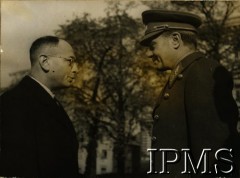 1944-1945, Bruksela, Belgia.
Ceremonia złożenia wieńca przez posła RP w Belgii Stefana Glasera przy grobie nieznanego belgijskiego żołnierza. Na zdjęciu polski dyplomata i płk Domgry, reprezentujący podczas uroczystości rząd belgijski.
Fot. NN, Instytut Polski i Muzeum im. gen. Sikorskiego w Londynie [szuflada 44 - Belgia, Holandia]

