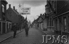 Wrzesień 1944, Lotenhulle, Belgia.
Polscy żołnierze na ulicy wyzwolonego miasta. Widoczne flagi i hasło powitalne.
Fot. NN, Instytut Polski i Muzeum im. gen. Sikorskiego w Londynie [szuflada 44 - Belgia, Holandia]