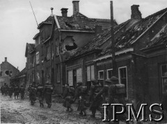 9.11.1944, Moerdijk, Holandia.
Polscy żołnierze wkraczają do zdobytej miejscowości. [Moerdijk to wieś leżąca u samego ujścia rzeki Mozy - Hollandsch Diep. Niemiecki przyczółek w Moerdijk został zniszczony przez oddziały 1 Dywizji Pancernej po krwawej bitwie w dniach 5-8 listopada 1944 roku].  
Fot. NN, Instytut Polski i Muzeum im. gen. Sikorskiego w Londynie [szuflada 44 - Belgia, Holandia]
