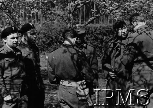 1945, Niemcy.
1 Dywizja Pancerna podczas kampanii na terenie Niemiec. Polscy oficerowie przesłuchują niemieckich jeńców.
Fot. NN, Instytut Polski i Muzeum im. gen. Sikorskiego w Londynie [szuflada 44 - Belgia, Holandia]