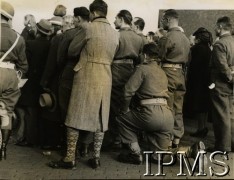 11.11.1944, Breda, Holandia.
Uroczystości związane z wyzwoleniem miasta przez 1 Dywizję Pancerną. Żołnierze 1 Dywizji Pancernej i miejscowa ludność podczas mszy świętej na głównym placu miasta.
Fot. NN, Instytut Polski i Muzeum im. gen. Sikorskiego w Londynie [szuflada 44 - Belgia, Holandia]