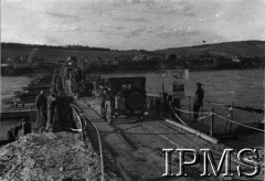 Sierpień 1944, Elbeuf (okolice), Francja.
Most pontonowy na Sekwanie zbudowany przez polskich saperów.
Fot. NN, Instytut Polski i Muzeum im. gen. Sikorskiego w Londynie [szuflada 44 - Belgia, Holandia]