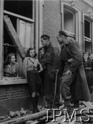 Październik - listopad 1944, Gilze, Holandia.
Front na linii Tilburg-Breda, polscy saperzy przy oknie zniszczonego domu holenderskiej rodziny.
Fot. NN, Instytut Polski i Muzeum im. gen. Sikorskiego w Londynie [szuflada 44 - Belgia, Holandia]
