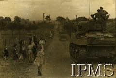Sierpień 1944, Sommery, Normandia, Francja.
Miejscowa ludność wita żołnierzy z 1 Dywizji Pancernej.
Fot. NN, Instytut Polski i Muzeum im. gen. Sikorskiego w Londynie [szuflada 44 - Belgia, Holandia]
