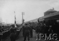 Listopad 1944, Holandia (?).
Amerykański generał Dwight Eisenhower wizytuje 1 Dywizję Pancerną. Powitanie z żołnierzami na stacji kolejowej. Za gen. Eisenhowerem widoczny dowódca dywizji gen. Stanisław Maczek.
Fot. NN, Instytut Polski i Muzeum im. gen. Sikorskiego w Londynie [paczka 1 Dywizja Pancerna].
