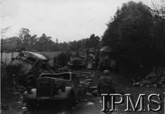 Sierpień 1944, Chambois (okolice), Normandia, Francja.
Zbombardowana droga do Chambois.
Fot. NN, Instytut Polski i Muzeum im. gen. Sikorskiego w Londynie [szuflada 44 - Belgia, Holandia]

