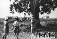 1942-1943, Koja, Uganda.
Budowa osiedla dla polskich uchodźców. 
[Polscy uchodźcy w 1942 roku trafili do Iranu wraz z nowoutworzonym Wojskiem Polskim pod dowództwem generała Władysława Andersa (w dwóch rzutach ewakuacyjnych z ZSRR w marcu i sierpniu). W sumie oprócz wojska dotarło tam 38 tys. Polaków, z czego ponad połowę stanowiły dzieci i młodzież. Ok. 20 tys. znalazło się następnie w Afryce, polskie osiedla znajdowały się przede wszystkim w: Ugandzie, Kenii, Tanganice, Rodezji Północnej i Rodezji Południowej, Związku Południowej Afryki. Osiedle Koja było jednym z największych polskich osiedli w Afryce].
Fot. NN, Instytut Polski i Muzeum im. gen. Sikorskiego w Londynie [szuflada 45 - Polacy na emigracji].