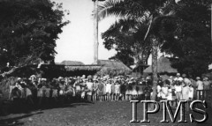 25.12.1942, Koja, Uganda.
Osiedle dla polskich uchodźców, grupa dzieci w dniu Bożego Narodzenia. 
[Polscy uchodźcy w 1942 roku trafili do Iranu wraz z nowoutworzonym Wojskiem Polskim pod dowództwem generała Władysława Andersa (w dwóch rzutach ewakuacyjnych z ZSRR w marcu i sierpniu). W sumie oprócz wojska dotarło tam 38 tys. Polaków, z czego ponad połowę stanowiły dzieci i młodzież. Ok. 20 tys. znalazło się następnie w Afryce, polskie osiedla znajdowały się przede wszystkim w: Ugandzie, Kenii, Tanganice, Rodezji Północnej i Rodezji Południowej, Związku Południowej Afryki. Osiedle Koja było jednym z największych polskich osiedli w Afryce].
Fot. NN, Instytut Polski i Muzeum im. gen. Sikorskiego w Londynie [szuflada 45 - Polacy na emigracji].