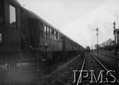 Jesień 1939, Munkacs (Mukaczewo), Węgry.Rozbrojeni polscy żołnierze przy pociągu (prawdopodobnie Dywizjon 2 lub 11).Fot. NN, Instytut Polski i Muzeum im. gen. Sikorskiego w Londynie [szuflada 45]