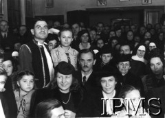 Po 1939, Budapeszt, Węgry.
Widownia na przedstawieniu zagranym przez polskich aktorów amatorów. Spektakl został wystawiony po uroczystym poświęceniu organów w polskim kościele.
Fot. Charles Zaimes, Amerykański Czerwony Krzyż, Instytut Polski i Muzeum im. gen. Sikorskiego w Londynie [szuflada 45 - Polacy na emigracji].