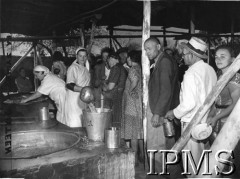 1942, Iran (Persja)..
Polacy ewakuowane wraz z Armią Andersa ze Związku Radzieckiego w obozowej kuchni podczas dystrybucji posiłku. 
Fot. Charles Zaimes, Amerykański Czerwony Krzyż, Instytut Polski i Muzeum im. gen. Sikorskiego w Londynie [szuflada 45 - Polacy na emigracji].