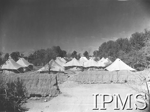 1942, Teheran, Iran.
Obóz dla polskich uchodźców ewakuowanych ze Związku Radzieckiego.
Fot. NN, Instytut Polski i Muzeum im. gen. Sikorskiego w Londynie [szuflada 45 - Polacy na emigracji].
