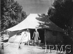 1942, Teheran, Iran.
Obóz dla polskich uchodźców ewakuowanych ze Związku Radzieckiego, na zdjęciu starsza kobieta wychodząca z namiotu.
Fot. NN, Instytut Polski i Muzeum im. gen. Sikorskiego w Londynie [szuflada 45 - Polacy na emigracji].