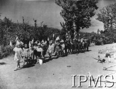 1942, Teheran, Iran.
Obóz dla polskich uchodźców ewakuowanych ze Związku Radzieckiego, na zdjęciu grupa dzieci z chorągiewkami.
Fot. NN, Instytut Polski i Muzeum im. gen. Sikorskiego w Londynie [szuflada 45 - Polacy na emigracji].