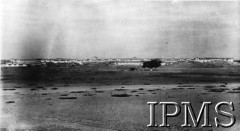 1942-1946, Balachadi k. Jamnagar, Indie.
Panorama osiedla dla polskich dzieci ewakuowanych ze Związku Radzieckiego.
[Polscy uchodźcy w 1942 roku trafili do Iranu wraz z nowoutworzonym Wojskiem Polskim pod dowództwem generała Władysława Andersa (w dwóch rzutach ewakuacyjnych z ZSRR w marcu i sierpniu). W sumie oprócz wojska dotarło tam 38 tysięcy Polaków, z czego ponad połowę stanowiły dzieci i młodzież. Około 10 tysięcy z nich trafiła potem do Indii. Osiedle w Balachadi było pierwszym w Indiach stałym polskim osiedlem uchodźczym].
Fot. NN, Instytut Polski i Muzeum im. gen. Sikorskiego w Londynie [szuflada 45 - Polacy na emigracji].