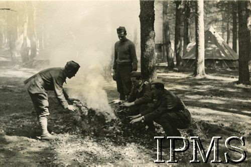 Jesień 1940, Douglas, Szkocja, Wielka Brytania.
Polski obóz wojskowy, żołnierze przy ognisku.
Fot. Janusz Przybyla, Instytut Polski i Muzeum im. gen. Sikorskiego w Londynie [szuflada 46 - WP w Wielkiej Brytanii]