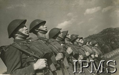 1942, Haddington, Szkocja, Wielka Brytania.
Warta pułkowa 10 Pułku Strzelców Konnych szykująca się do zmiany.
Fot. NN, Instytut Polski i Muzeum im. gen. Sikorskiego w Londynie [szuflada 46 - WP w Wielkiej Brytanii]