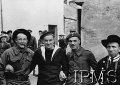 Maj 1940, Brest, Francja.
Żołnierze z Samodzielnej Brygady Strzelców Podhalańskich w towarzystwie marynarza i Bretończyka. Fotografia zrobiona przed wyjazdem Samodzielnej Brygady Strzelców Podhalańskich do Norwegii.
Fot. NN, Instytut Polski w Londynie [szuflada 52 - Francja WP].