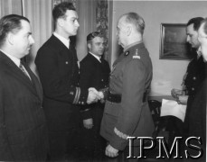 22.04.1942, Wielka Brytania.
Naczelny Wódz Polskich Sił Zbrojnych gen. Władysław Sikorski dekoruje oficerów Polskiej Marynarki Handlowej.
Fot. NN, Instytut Polski i Muzeum im. gen. Sikorskiego w Londynie [koperta - marynarka, gen. W. Sikorski].