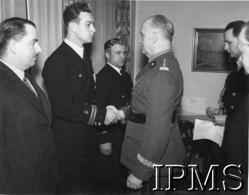 22.04.1942, Wielka Brytania.
Naczelny Wódz Polskich Sił Zbrojnych gen. Władysław Sikorski dekoruje oficerów Polskiej Marynarki Handlowej.
Fot. NN, Instytut Polski i Muzeum im. gen. Sikorskiego w Londynie [koperta - marynarka, gen. W. Sikorski].