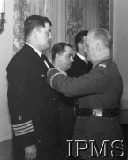 22.04.1942, Wielka Brytania.
Naczelny Wódz Polskich Sił Zbrojnych gen. Władysław Sikorski dekoruje oficerów Polskiej Marynarki Handlowej.
Fot. NN, Instytut Polski i Muzeum im. gen. Sikorskiego w Londynie [koperta - marynarka, gen. W. Sikorski].