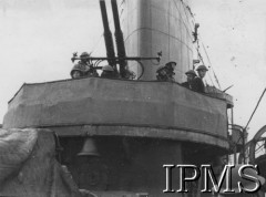 Lata 40., brak miejsca.
Marynarze przy działku przeciwlotniczym.
Fot. NN, Instytut Polski i Muzeum im. gen. Sikorskiego w Londynie [koperta - marynarka].