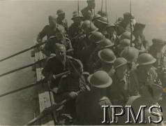 1942, ZSRR.
Wojsko Polskie w Związku Radzieckim, saperzy przewożą piechotę na pontonie. 
Fot. Wojskowe Biuro Propagandy i Oświaty Polskich Sił Zbrojnych w ZSRR, Instytut Polski i Muzeum im. gen. Sikorskiego w Londynie [szuflada NXI, koperta Rosja].