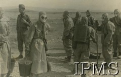 1942, ZSRR.
Wojsko Polskie w Związku Radzieckim, ćwiczenia oddziałów przeciwiperytowych.
Fot. Wojskowe Biuro Propagandy i Oświaty Polskich Sił Zbrojnych w ZSRR, Instytut Polski i Muzeum im. gen. Sikorskiego w Londynie [szuflada NXI, koperta Rosja].