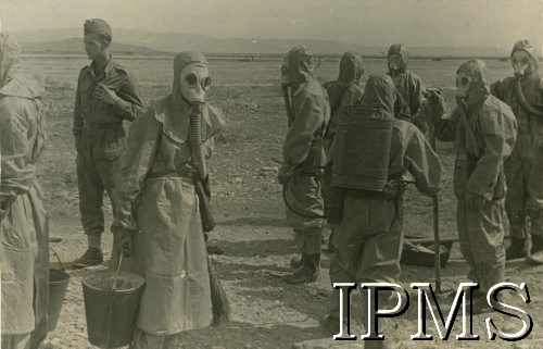 1942, ZSRR.
Wojsko Polskie w Związku Radzieckim, ćwiczenia oddziałów przeciwiperytowych.
Fot. Wojskowe Biuro Propagandy i Oświaty Polskich Sił Zbrojnych w ZSRR, Instytut Polski i Muzeum im. gen. Sikorskiego w Londynie [szuflada NXI, koperta Rosja].