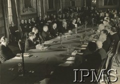 13.01.1942, Londyn, Anglia, Wielka Brytania.
Konferencja z udziałem przedstawicieli emigracyjnych rządów krajów okupowanych przez III Rzeszę - Polski, Belgii, Czechosłowacji, Grecji, Holandii, Jugosławii, Luksemburga, Norwegii, a także Narodowy Komitet Wolnej Francji. W trakcie spotkania została podpisana deklaracja o karaniu zbrodni hitlerowskich. Powołując się na konwencję haską z 1907 roku, która dotyczyła praw i zwyczajów wojny lądowej, potępiono zbrodnie dokonywane przez Niemców i ich sojuszników oraz zadeklarowano ściganie, osądzenie i wymierzenie sprawiedliwości winnym. Na zdjęciu widoczni są m.in.: ambasador Stanów Zjednoczonych Ameryki przy rządzie RP na emigracji Anthony Drexel Biddle (3. z lewej), minister spraw zagranicznych Wielkiej Brytanii Anthony Eden (4. z lewej).
Fot. NN, Instytut Polski i Muzeum im. gen. Sikorskiego w Londynie [szuflada XIV].
