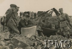 1941 (?), Wielka Brytania.
Wizyta Naczelnego Wodza Polskich Sił Zbrojnych gen. Władysława Sikorskiego w I Korusie Polskim (prawdopodobnie na wschodnim wybrzeżu Szkocji). Na zdjęciu m.in. gen. Sikorski (4. z lewej), dowódca I Korpusu Polskiego gen. Stanisław Maczek (na drugim palnie w środku) i szef Gabinetu Naczelnego Wodza mjr Zygmunt Borkowski.
Fot. NN, Instytut Polski i Muzeum im. gen. Sikorskiego w Londynie [szuflada XIV].