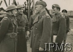 16.01.1943, Gullane, Szkocja, Wielka Brytania.
Przegląd oddziałów Polskich Sił Zbrojnych w Wielkiej Brytanii przez Naczelnego Wodza Polskich Sił Zbrojnych gen. Władysława Sikorskiego. Od lewej: dowódca 1 Brygady Strzelców gen. Bronisław Duch, dowódca 1 Dywizji Pancernej gen. Stanisław Maczek, gen. W. Sikorski, szef Sztabu Naczelnego Wodza gen. Tadeusz Klimecki, Generalny Inspektor Polskich Sił Powietrznych gen. Stanisław Ujejski.
Fot. NN, Instytut Polski i Muzeum im. gen. Sikorskiego w Londynie [szuflada XIV].