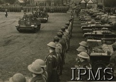 16.01.1943, Gullane, Szkocja, Wielka Brytania.
Przegląd oddziałów Polskich Sił Zbrojnych w Wielkiej Brytanii przez Naczelnego Wodza Polskich Sił Zbrojnych gen. Władysława Sikorskiego (w transportowcu opancerzonym Uniwersal Carrier). Na pierwszym planie żołnierze 1 Dywizji Pancernej.
Fot. NN, Instytut Polski i Muzeum im. gen. Sikorskiego w Londynie [szuflada XIV].